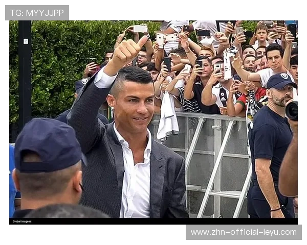 C罗击掌裁判展现职业风度，c罗 裁判